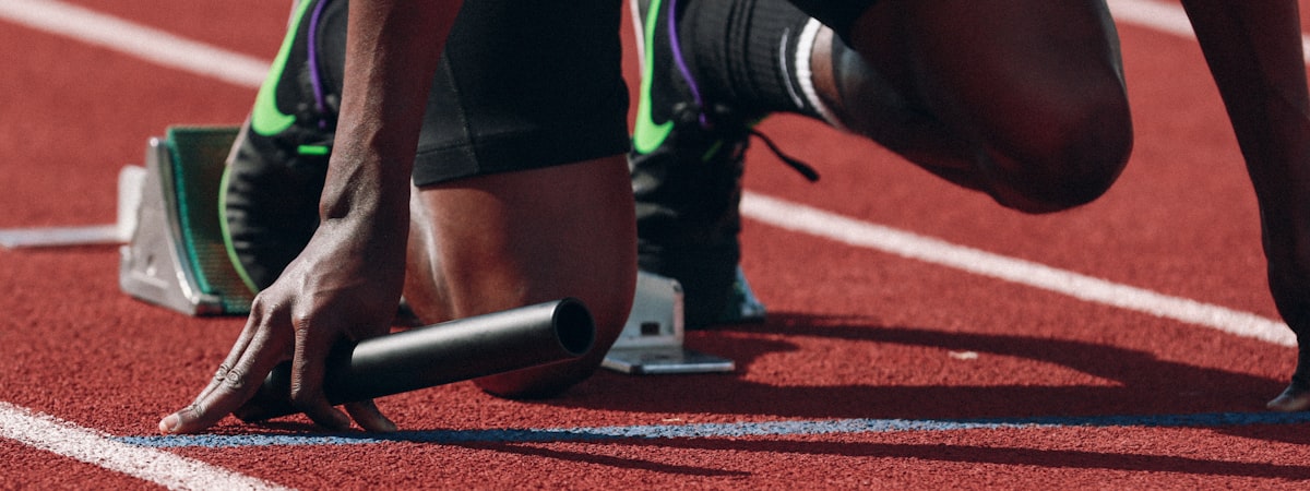 中国高清体育直播观赛场景，多屏幕展示足球篮球赛事